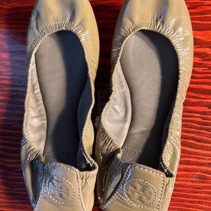 Tory Burch Olive Green Patent Leather Scrunch Ballet Flats Size 5